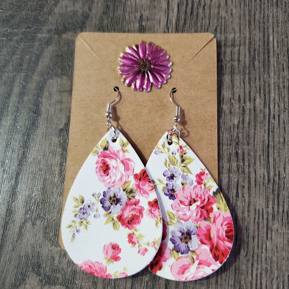 SOLD-- 🎄🎅 NEW- Floral Earrings